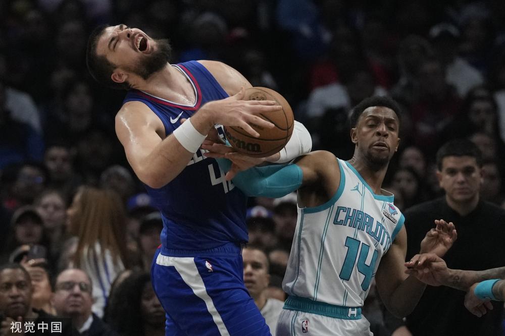 一举击败了 一举击败了